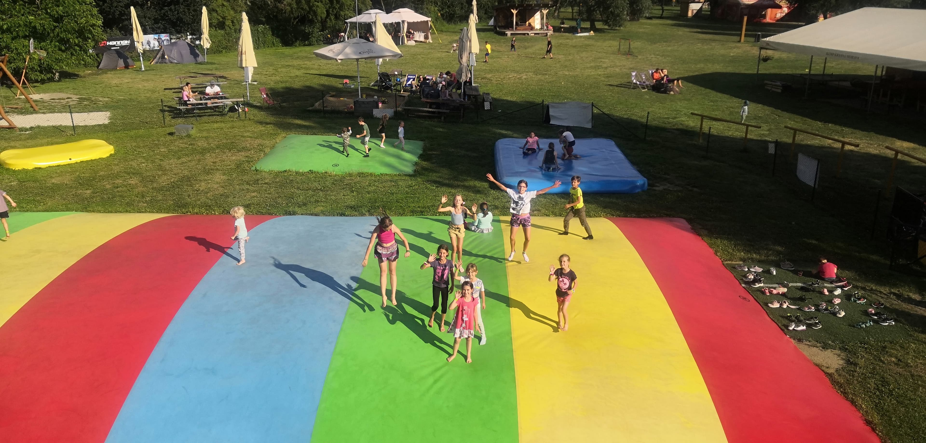 Nafukovací trampolíny